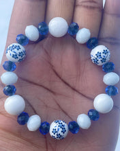 Load image into Gallery viewer, Blue floral glass/faceted bracelet set
