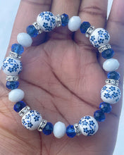 Load image into Gallery viewer, Blue floral glass/faceted bracelet set
